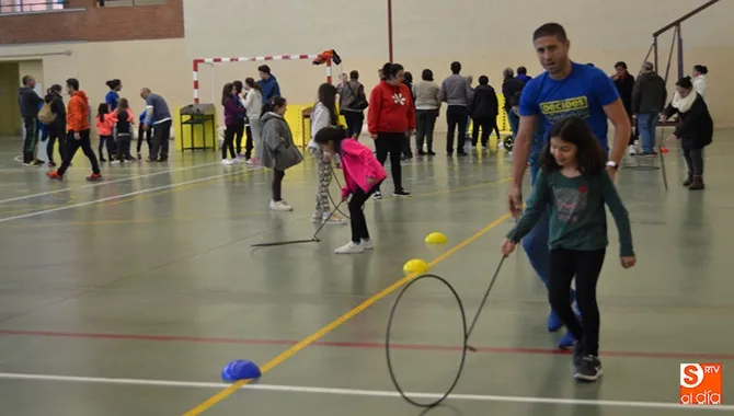 El pabellón municipal acogía este lunes una jornada de Juegos Populares organizada por la Diputación de Salamanca