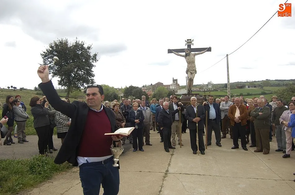 Foto 2 - Los bodoneses devuelven al Santo Cristo a su Ermita  