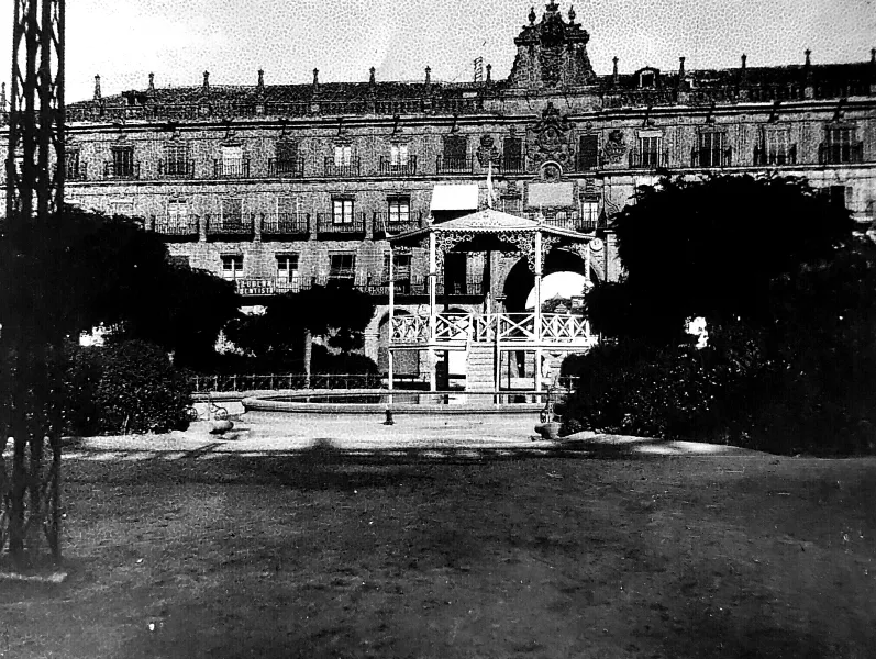 Foto 4 - El templete y las discusiones por adornar la Plaza Mayor