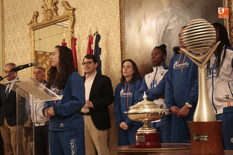 Foto 10 - La ciudad de Salamanca se re&uacute;ne en la Plaza Mayor para celebrar la victoria junto a sus campeonas  