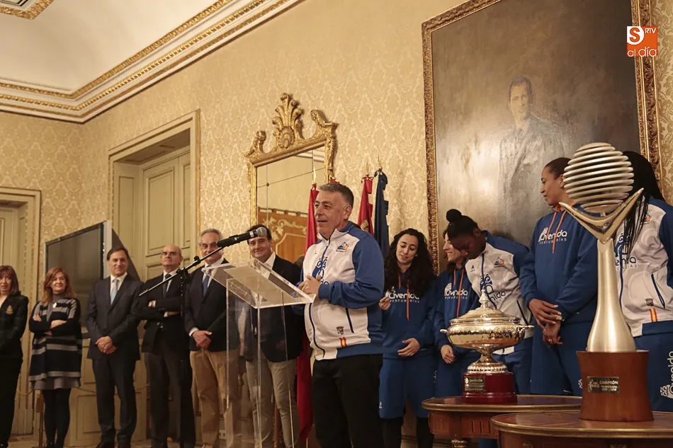 Foto 9 - La ciudad de Salamanca se re&uacute;ne en la Plaza Mayor para celebrar la victoria junto a sus campeonas  