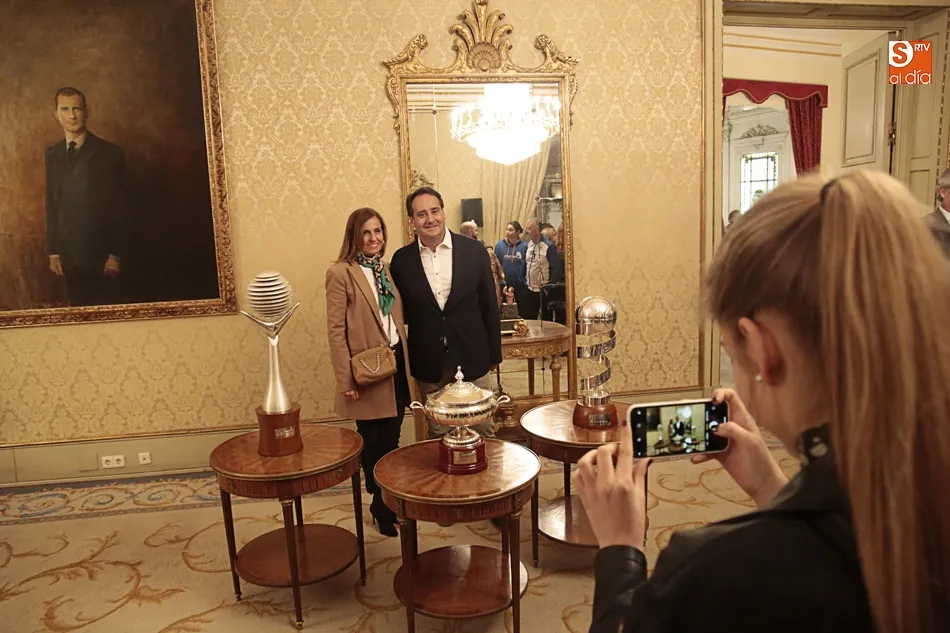 Foto 7 - La ciudad de Salamanca se re&uacute;ne en la Plaza Mayor para celebrar la victoria junto a sus campeonas  