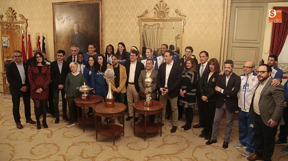 Foto 6 - La ciudad de Salamanca se re&uacute;ne en la Plaza Mayor para celebrar la victoria junto a sus campeonas  