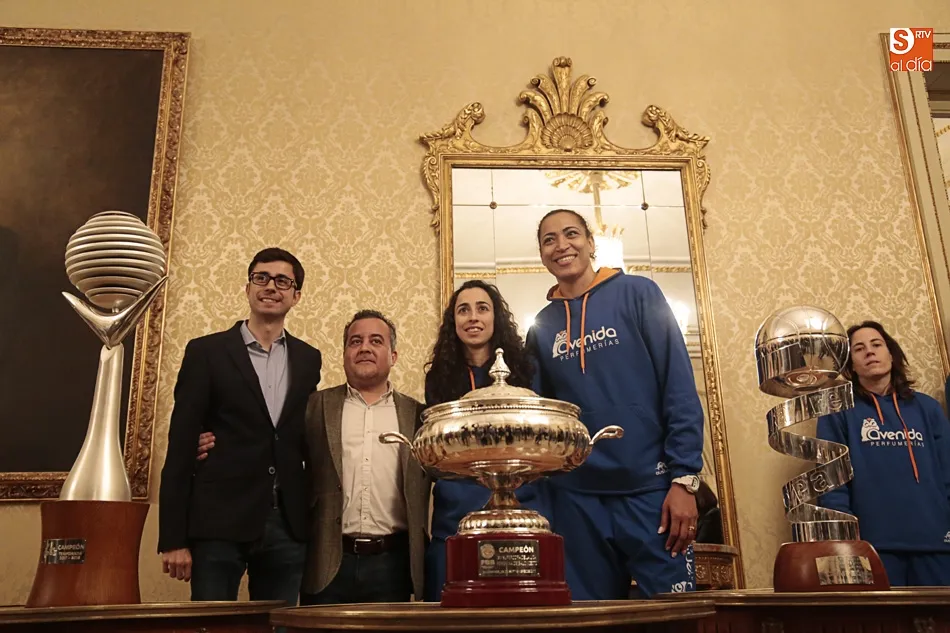 Foto 5 - La ciudad de Salamanca se re&uacute;ne en la Plaza Mayor para celebrar la victoria junto a sus campeonas  
