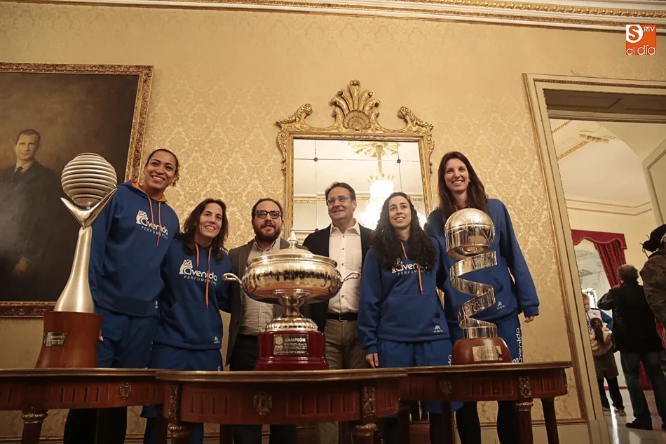 Foto 4 - La ciudad de Salamanca se re&uacute;ne en la Plaza Mayor para celebrar la victoria junto a sus campeonas  