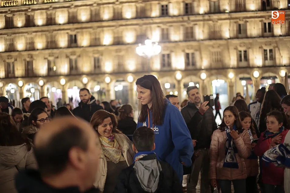 Foto 2 - La ciudad de Salamanca se re&uacute;ne en la Plaza Mayor para celebrar la victoria junto a sus campeonas  