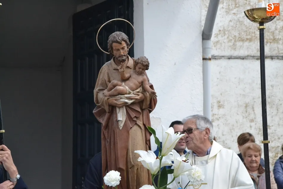 Foto 7 - San Jos&eacute; Obrero recorre las calles de Ivanrey escoltado por sus seis mayordomas  