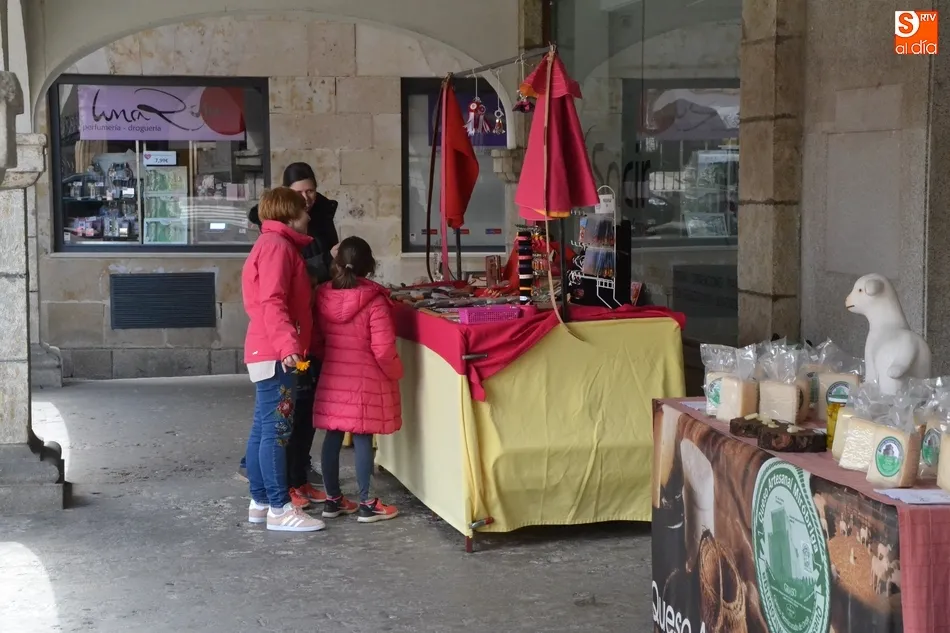 Los artesanos le dan colorido a las calles durante el Puente  