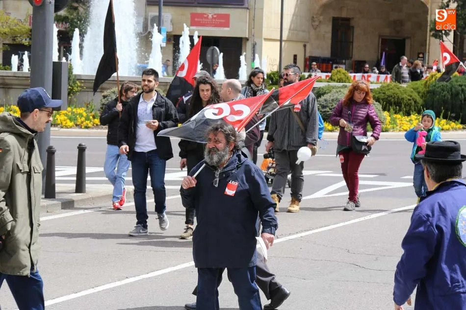 Foto 11 - Los salmantinos salen a la calle este Primero de Mayo para reivindicar mayores salarios y pensiones ...