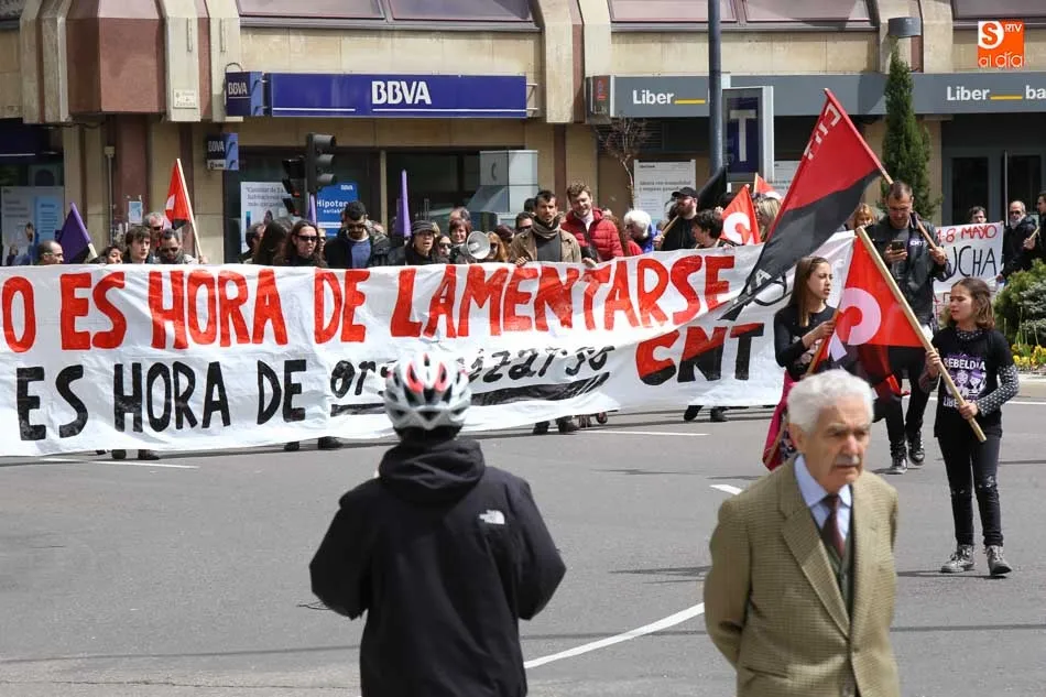Foto 7 - Los salmantinos salen a la calle este Primero de Mayo para reivindicar mayores salarios y pensiones ...