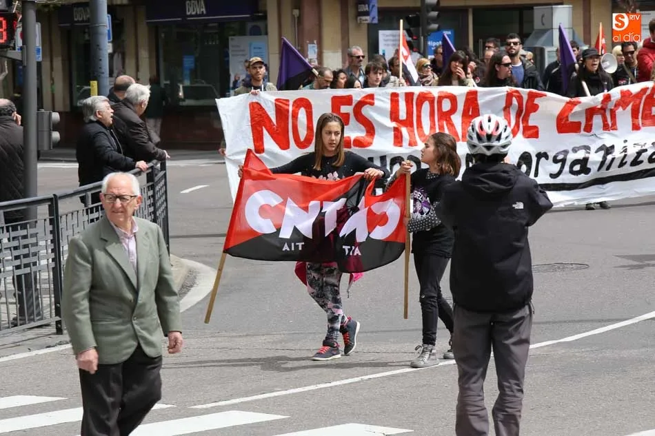 Foto 6 - Los salmantinos salen a la calle este Primero de Mayo para reivindicar mayores salarios y pensiones ...