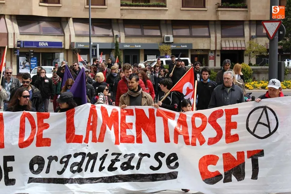 Foto 3 - Los salmantinos salen a la calle este Primero de Mayo para reivindicar mayores salarios y pensiones ...