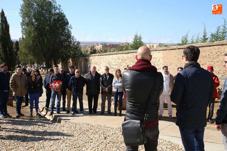 Foto 6 - Homenaje en el cementerio a las v&iacute;ctimas del franquismo  