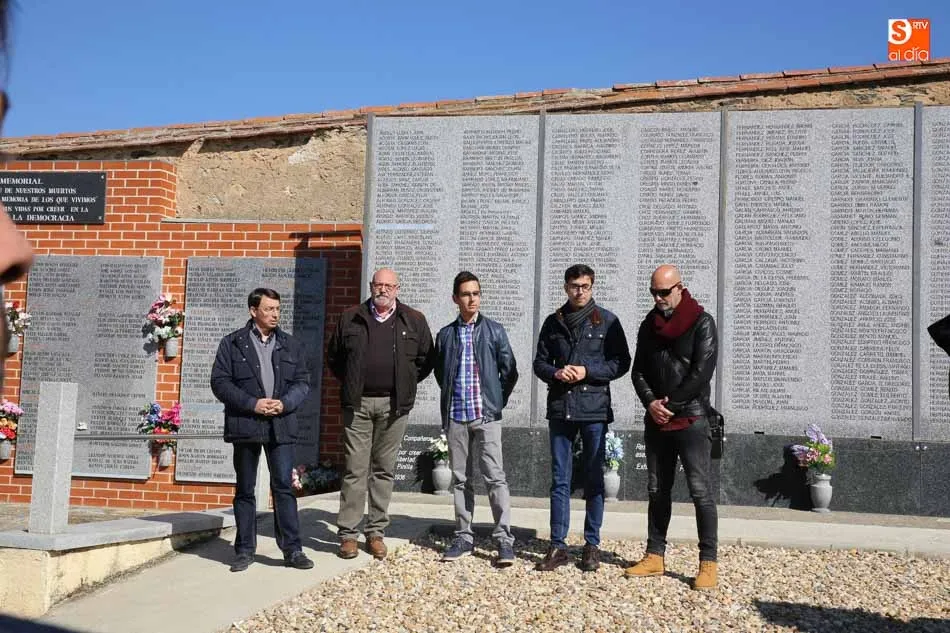 Foto 4 - Homenaje en el cementerio a las v&iacute;ctimas del franquismo  