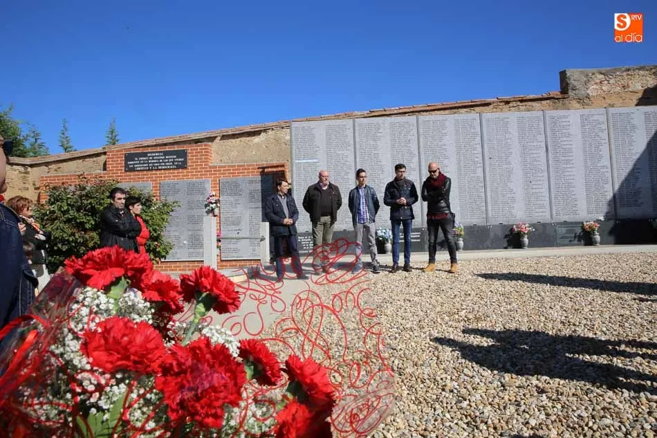 Foto 3 - Homenaje en el cementerio a las v&iacute;ctimas del franquismo  