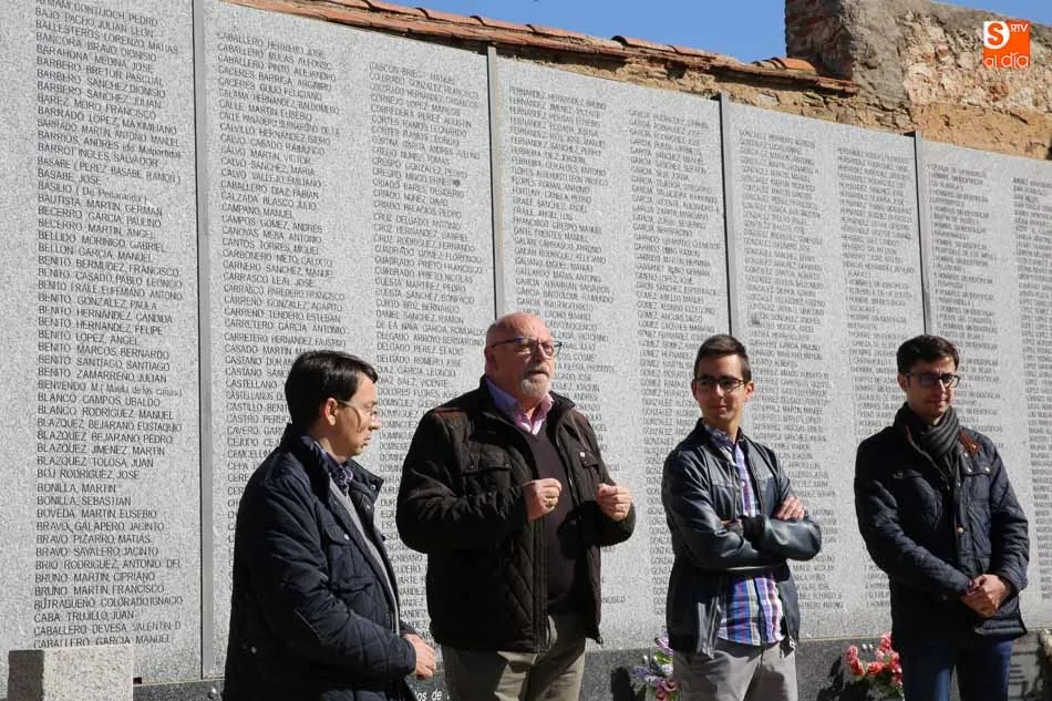 Foto 2 - Homenaje en el cementerio a las v&iacute;ctimas del franquismo  