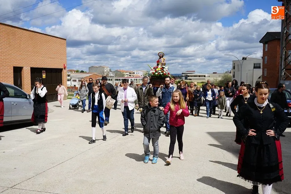 La imagen de San José recorrió las calles del barrio flanqueada por el Grupo Folclórico El Torreón