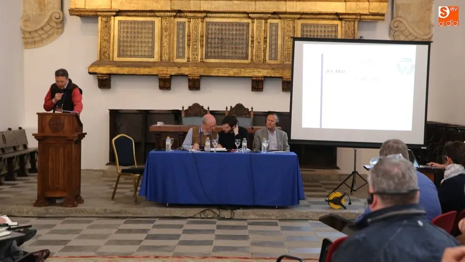 La asamblea se ha celebrado este martes en la Capilla del Colegio Fonseca. Foto: Alberto Martín