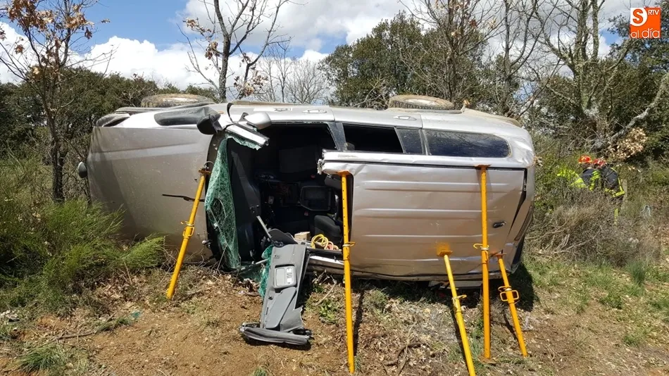 Foto 3 - Dos heridos tras volcar un todoterreno y dar varias vueltas de campana en Picones
