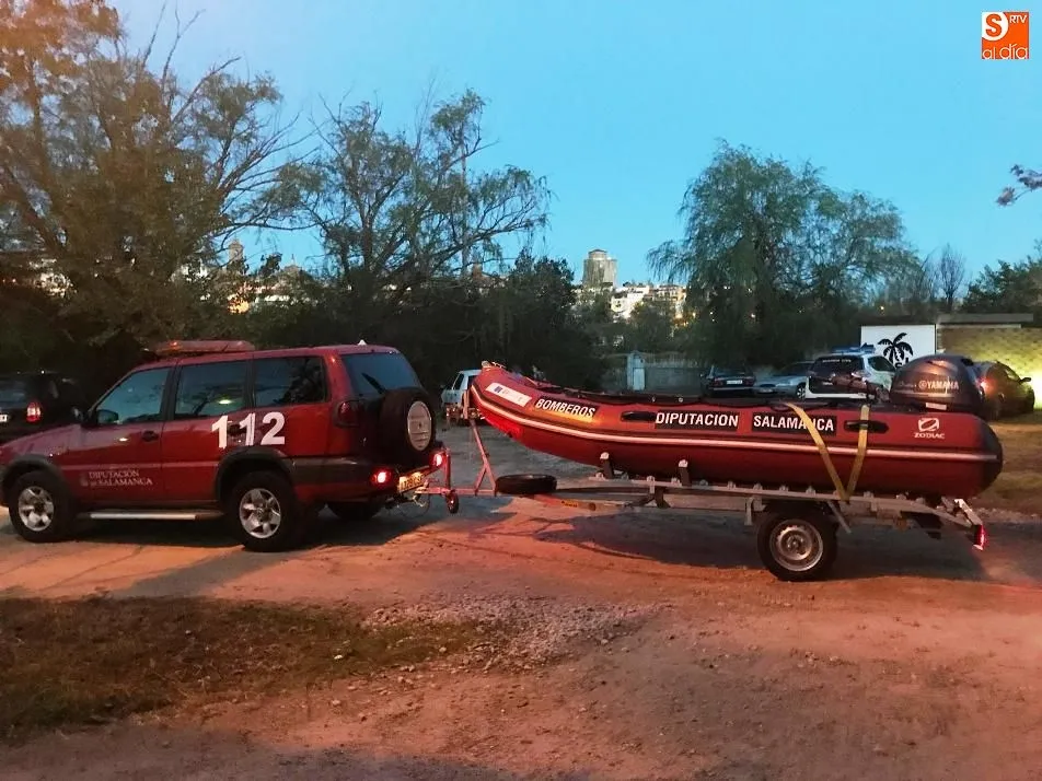 Zodiacs de la Diputación de Salamanca en el exterior de la Isla de Garcilaso