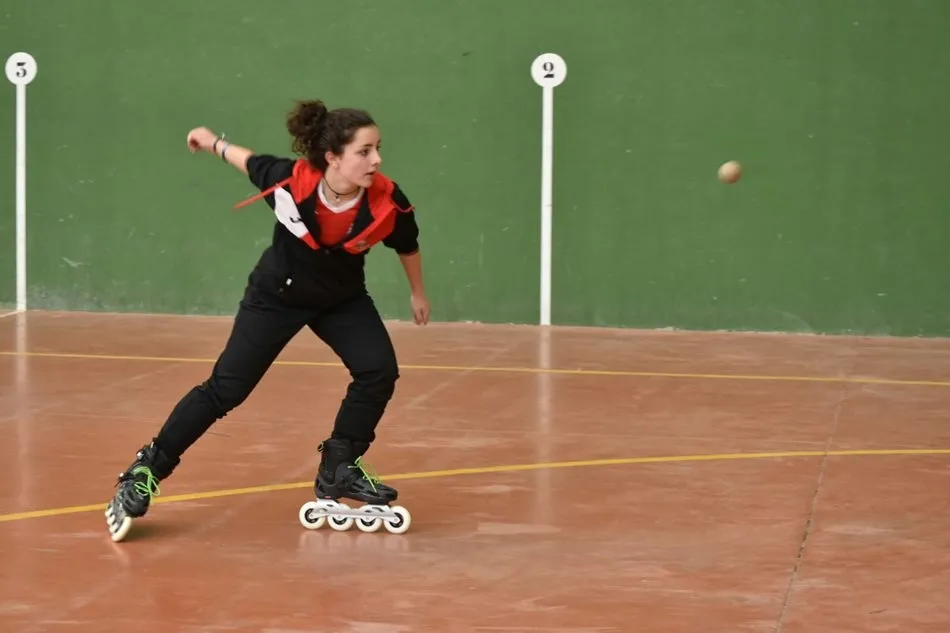 Foto 4 - Divertida ma&ntilde;ana de pelota a mano sobre patines