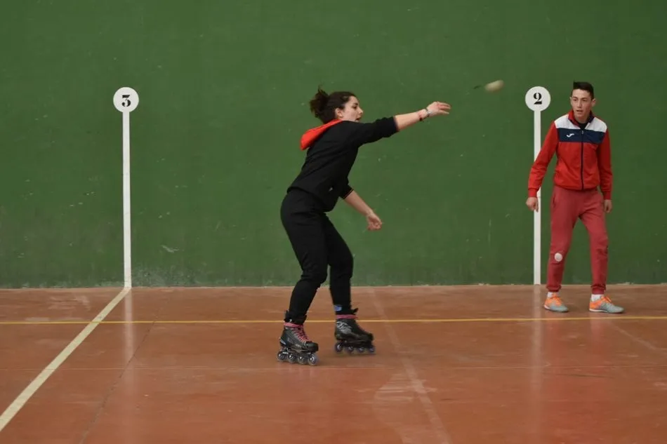 Foto 3 - Divertida ma&ntilde;ana de pelota a mano sobre patines