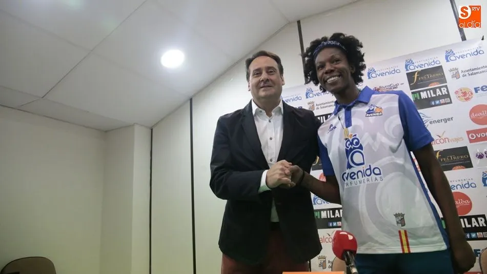 Recio y Givens escenifican la renovación. Fotos: Alejandro López