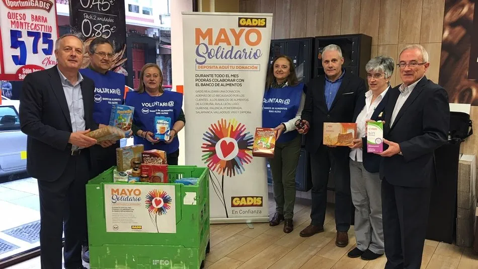 En la imagen, el director de Comunicación de GADISA, José Luis Fernández Astray, el director de Marketing, Antonio Cortés Lobato y el delegado provincial de la compañía en A Coruña, Baltasar López, acompañados por representantes de los bancos de alimentos
