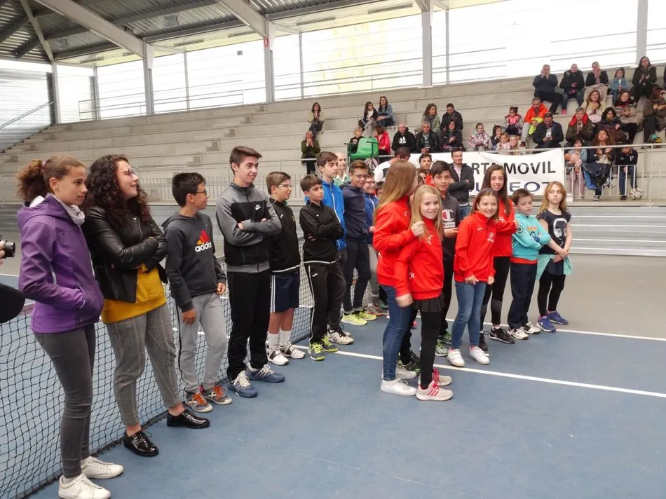 Foto 5 - Entrega de premio del Torneo de Carbajosa en las reci&eacute;n renovadas pistas