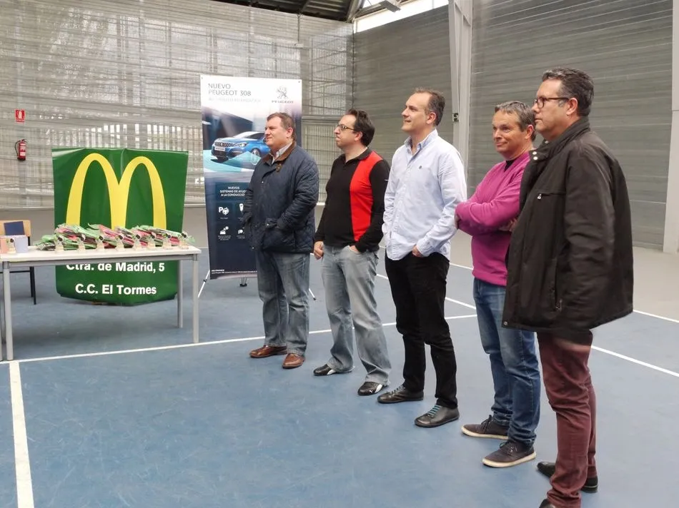 Foto 4 - Entrega de premio del Torneo de Carbajosa en las reci&eacute;n renovadas pistas