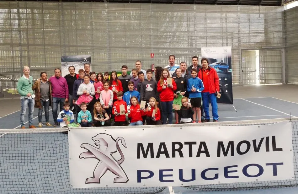 Foto 3 - Entrega de premio del Torneo de Carbajosa en las reci&eacute;n renovadas pistas