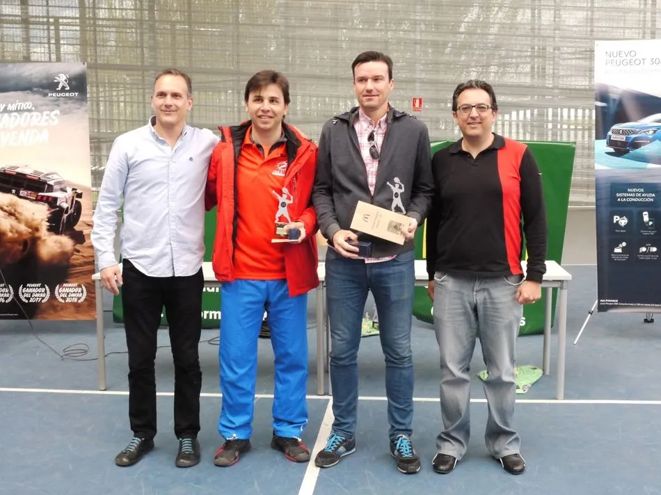Foto 2 - Entrega de premio del Torneo de Carbajosa en las reci&eacute;n renovadas pistas