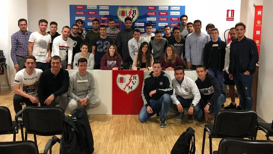 Foto de grupo en la sala e prensa del club madrileño.
