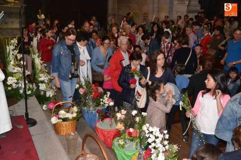 Los niños llevarán flores a la Virgen María el próximo sábado  