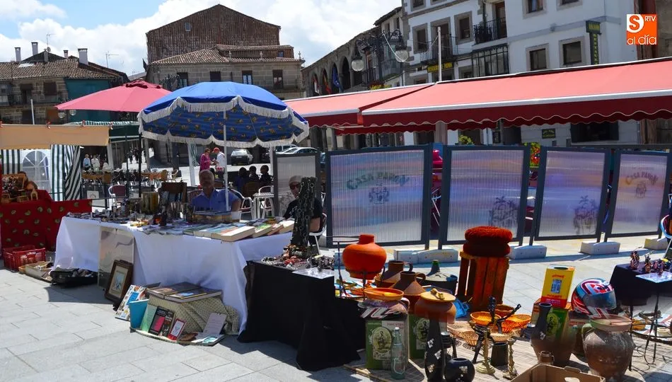 Mercado de artesanía y antigüedades en la Plaza Mayor