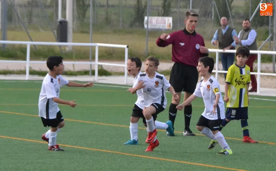 Foto 10 - El Prebenjam&iacute;n del Ciudad Rodrigo tiene una mala tarde ante un Helm&aacute;ntico que dej&oacute; un gran gesto ...