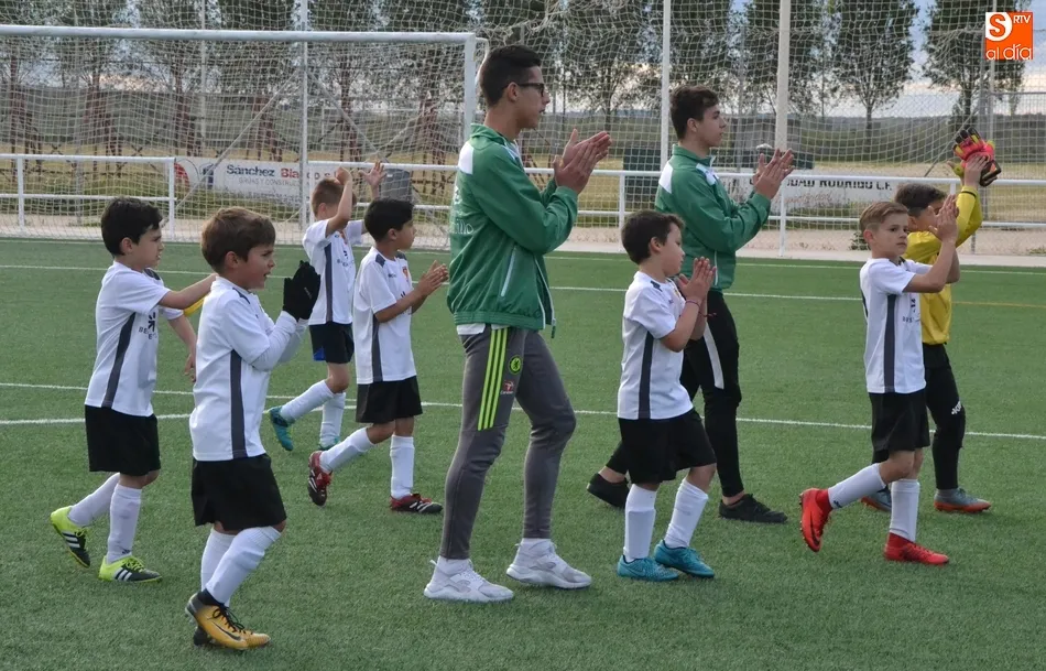 Foto 4 - El Prebenjam&iacute;n del Ciudad Rodrigo tiene una mala tarde ante un Helm&aacute;ntico que dej&oacute; un gran gesto ...
