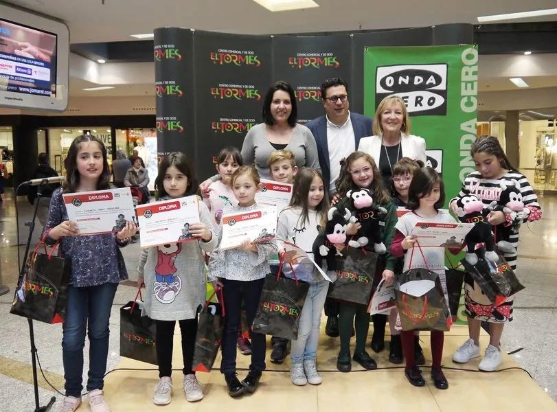 Foto 5 - Alegra Montero, Gonzalo Ortega y Luc&iacute;a Gonz&aacute;lez ganadores del concurso de redacci&oacute;n infantil por ...