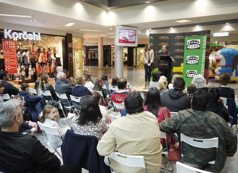 Foto 6 - Alegra Montero, Gonzalo Ortega y Luc&iacute;a Gonz&aacute;lez ganadores del concurso de redacci&oacute;n infantil por ...