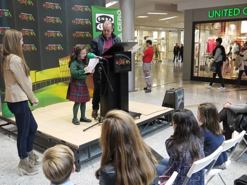 Foto 4 - Alegra Montero, Gonzalo Ortega y Luc&iacute;a Gonz&aacute;lez ganadores del concurso de redacci&oacute;n infantil por ...