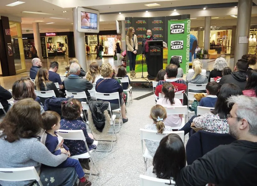 Foto 3 - Alegra Montero, Gonzalo Ortega y Luc&iacute;a Gonz&aacute;lez ganadores del concurso de redacci&oacute;n infantil por ...