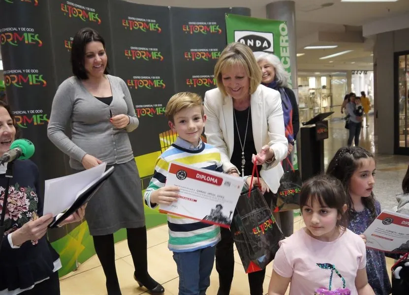 Foto 2 - Alegra Montero, Gonzalo Ortega y Luc&iacute;a Gonz&aacute;lez ganadores del concurso de redacci&oacute;n infantil por ...