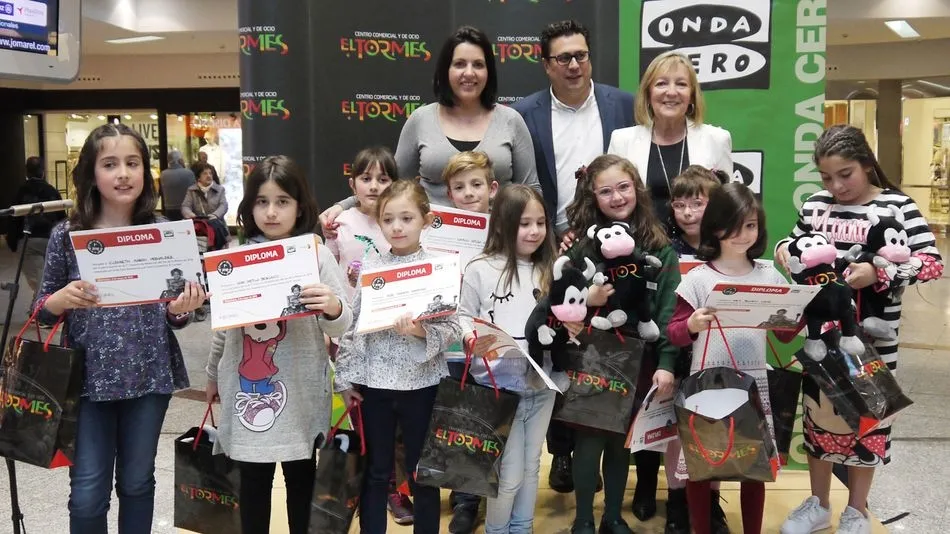 Participantes en el concurso de redacción infantil del Centro Comecial El Tormes.