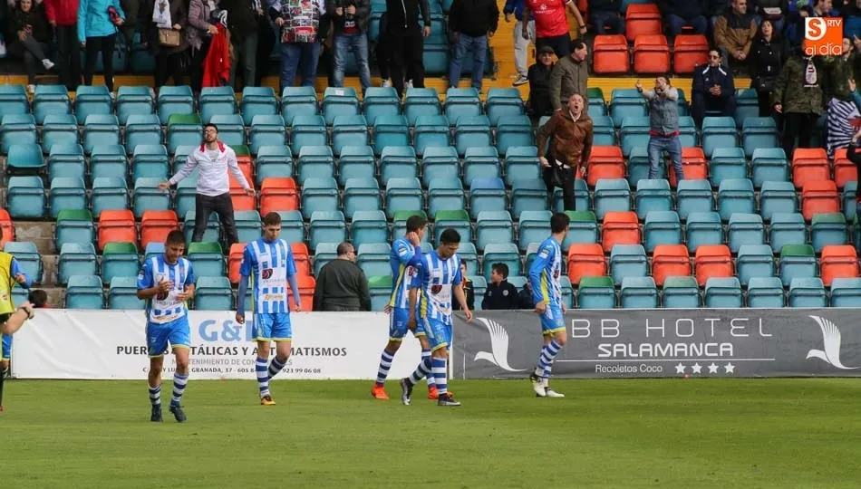 Momento en que se encaran algunos aficionados con los jugadores de la Arandina tras el segundo gol. Foto: Alberto Martín