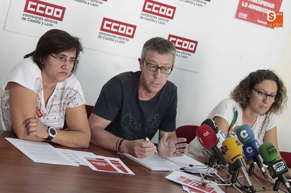 César Conde, secretario general de la Federación de Servicios a la Ciudadanía de CCOO Salamanca, entre Laura Mayo, secretaria de la Federación de Enseñanza, y María Ángeles Salinero, secretaria de la Federación de Sanidad / Foto de Alejandro López