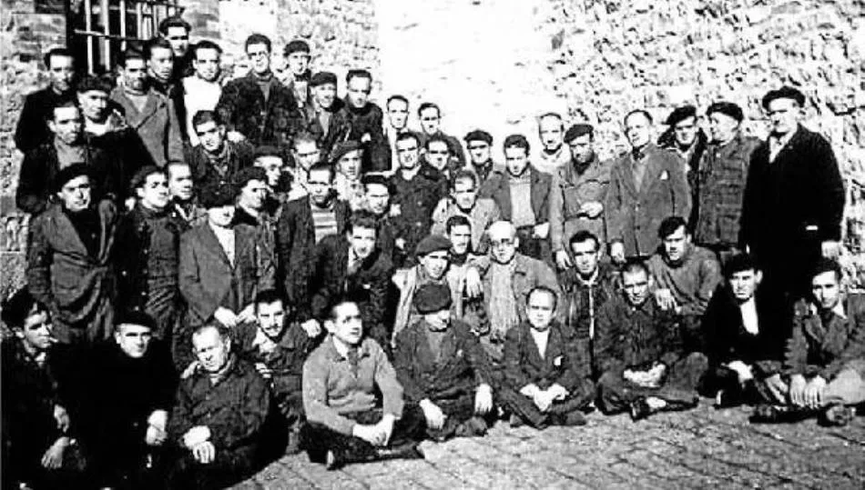 Grupo de reclusos en el Fuerte de San Cristóbal, donde estaba la Prisión Central de Pamplona