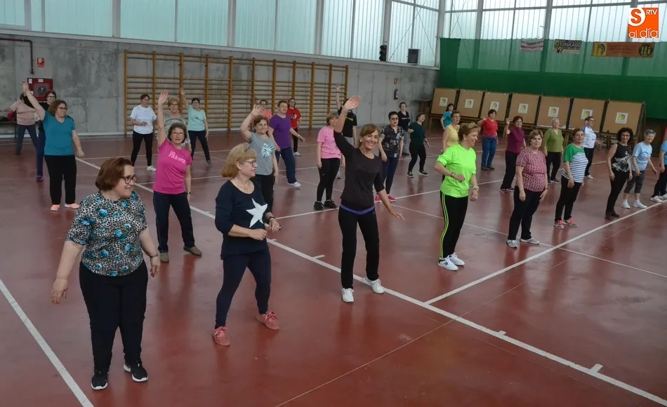Foto 9 - Amanecer estrena con casi 40 participantes un taller de zumba  