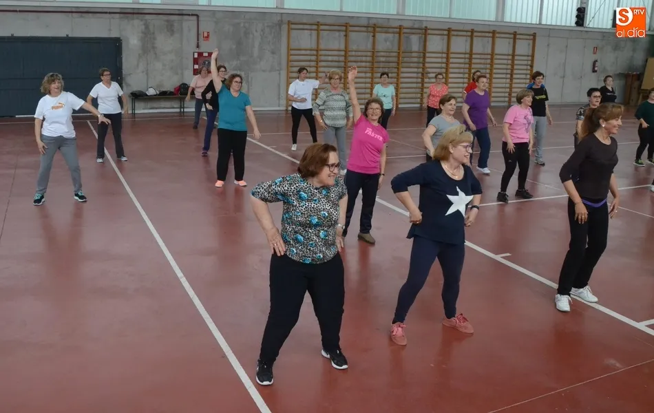Foto 8 - Amanecer estrena con casi 40 participantes un taller de zumba  