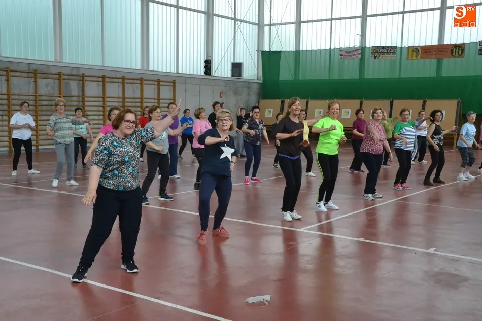 Foto 10 - Amanecer estrena con casi 40 participantes un taller de zumba  