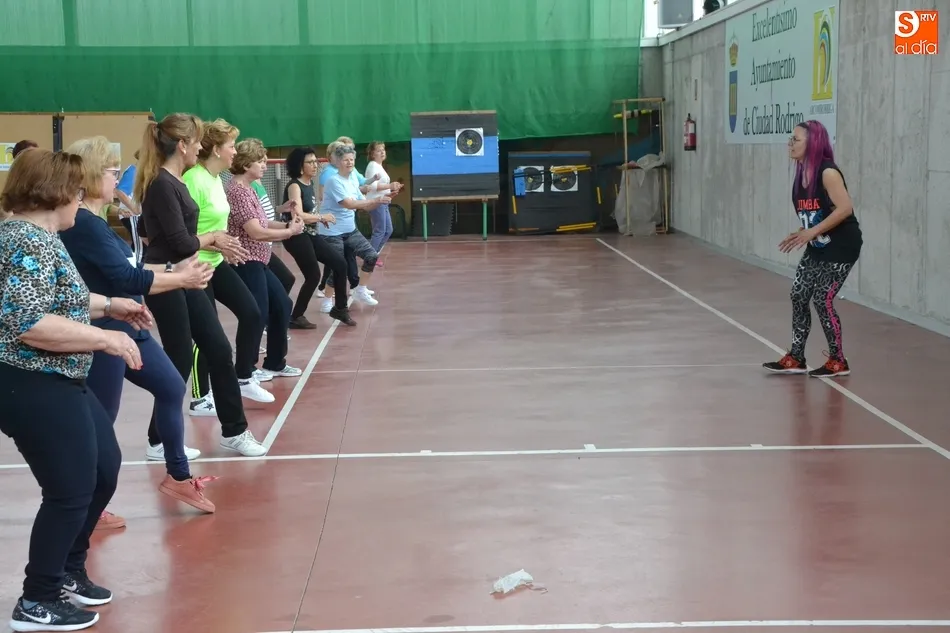 Foto 4 - Amanecer estrena con casi 40 participantes un taller de zumba  
